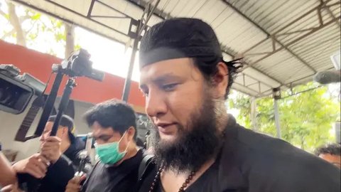 Usai menjalani tes kesehatan, Ammar Zoni bungkam kala ditanya mengapa pakai narkoba lagi. Saat disinggung soal Irish Bella dan anak, matanya berkaca. (Foto: Dok. YouTube Intens Investigasi