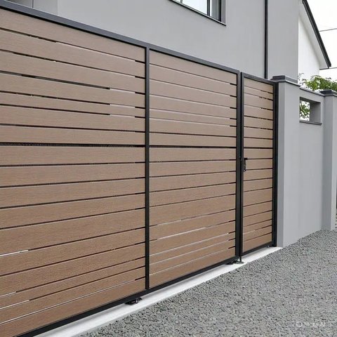 Model Rumah Sederhana dengan Pagar Depan Klasik/Gemini AI