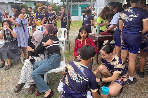 Para siswa berkumpul di luar gedung sekolah setelah gempa bumi 7,4 skala Richter di Davao de Oro, Mindanao. Filipina, Jumat (10/10/2025).