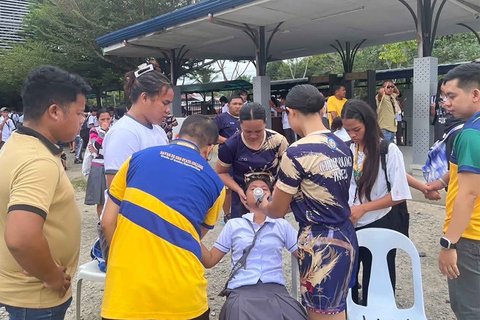 Para siswa berkumpul di luar gedung sekolah setelah gempa bumi 7,4 skala Richter di Davao de Oro, Mindanao. Filipina, Jumat (10/10/2025).