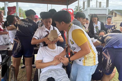 Para siswa berkumpul di luar gedung sekolah setelah gempa bumi 7,4 skala Richter di Davao de Oro, Mindanao. Filipina, Jumat (10/10/2025).