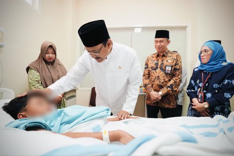 Mensos Gus Ipul mengunjungi Syehlendra Haical Aditya, santri korban runtuhnya bangunan Pondok Pesantren Al-Khoziny Buduran, di RSUD R.T Notopuro, Sidoarjo