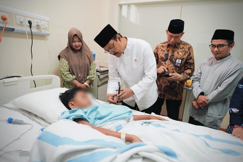 Mensos Gus Ipul mengunjungi Syehlendra Haical Aditya, santri korban runtuhnya bangunan Pondok Pesantren Al-Khoziny Buduran, di RSUD R.T Notopuro, Sidoarjo