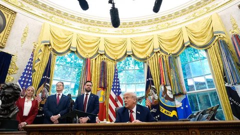 Presiden Amerika Serikat (AS) Donald Trump berbicara setelah menandatangani perintah eksekutif terkait TikTok di Ruang Oval Gedung Putih, Kamis, 25 September 2025. (Foto AP/Alex Brand