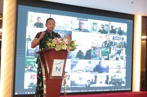 Kadispenad Brigjen TNI Wahyu Yudhayana saat membuka pelatihan jurnalistik bagi para personel penerangan TNI AD di Hotel Novotel Mangga Dua, Jakarta, Kamis (9/10/2025)