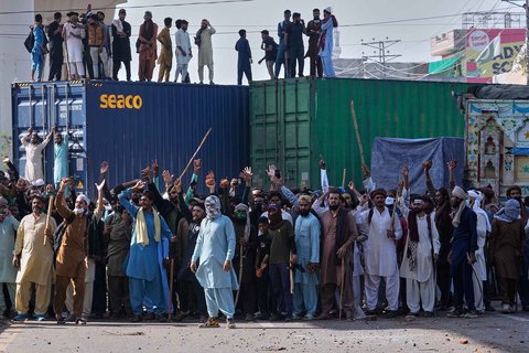 Para pendukung partai Islam Tehreek-e-Labbaik Pakistan (TLP) meneriakkan slogan keagamaan di dekat markas partai mereka di Lahore, Jumat (10/10/2025).