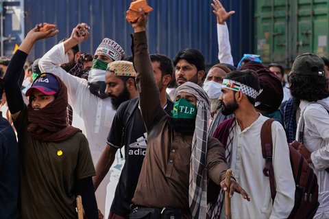 Para pendukung partai Islam Tehreek-e-Labbaik Pakistan (TLP) meneriakkan slogan keagamaan di dekat markas partai mereka di Lahore, Jumat (10/10/2025).