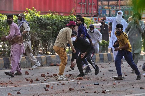 Para pendukung partai Islam 'Tehreek-e-Labbaik Pakistan' melempari polisi dengan batu dalam bentrokan menjelang pawai pro-Palestina mereka menuju ibu kota Islamabad, di Lahore, Pakistan, Jumat (10/10/2025).