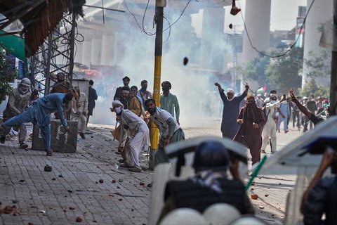 Para pendukung partai Islam 'Tehreek-e-Labbaik Pakistan' melempari polisi dengan batu dalam bentrokan menjelang pawai pro-Palestina mereka menuju ibu kota Islamabad, di Lahore, Pakistan, Jumat (10/10/2025).