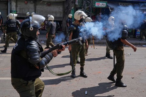Polisi menembakkan  gas air mata  dalam bentrokan di Lahore, Pakistan, Jumat (10/10/2025).
