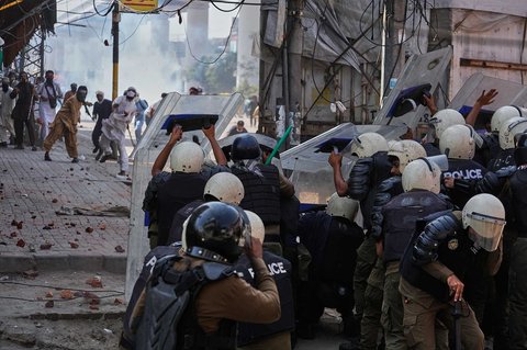 Para pendukung partai Islam 'Tehreek-e-Labbaik Pakistan' melempari polisi dengan batu dalam bentrokan menjelang pawai pro-Palestina mereka menuju ibu kota Islamabad, di Lahore, Pakistan, Jumat (10/10/2025).
