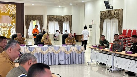 Sekretaris Daerah Kota Bontang, Aji Erlynawati saat memimpin rapat persiapan HUT Kota Bontang