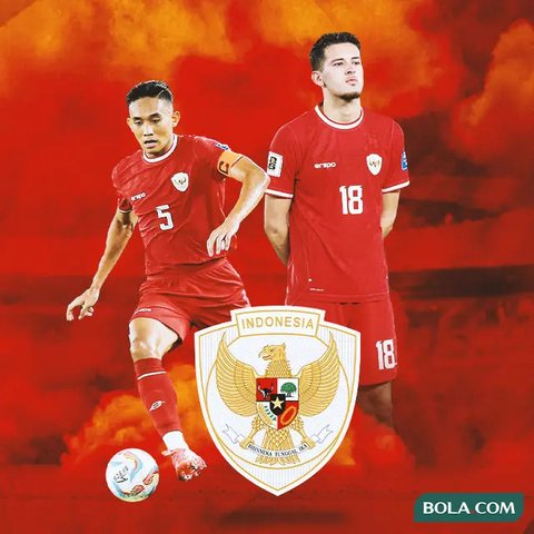 Dua pemain Timnas Indonesia, Justin Hubner (kiri) dan Rizky Ridho berbaris merayakan kemenangan 1-0 atas Vietnam di hadapan para suporter setelah berakhirnya laga Grup F kualifikasi Piala