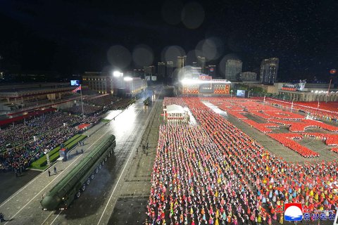 Rudal balistik antarbenua (ICBM) baru Hwasong-20 saat parade militer untuk merayakan ulang tahun ke-80 berdirinya Partai Buruh Korea di Pyongyang, Korea Utara, Jumat (10/10/2025).