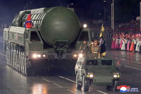 Rudal balistik antarbenua (ICBM) baru Hwasong-20 saat parade militer untuk merayakan ulang tahun ke-80 berdirinya Partai Buruh Korea di Pyongyang, Korea Utara, Jumat (10/10/2025).