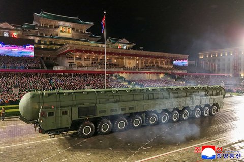 Rudal balistik antarbenua (ICBM) baru Hwasong-20 saat parade militer untuk merayakan ulang tahun ke-80 berdirinya Partai Buruh Korea di Pyongyang, Korea Utara, Jumat (10/10/2025).