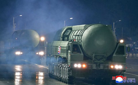 Rudal balistik antarbenua (ICBM) baru Hwasong-20 saat parade militer untuk merayakan ulang tahun ke-80 berdirinya Partai Buruh Korea di Pyongyang, Korea Utara, Jumat (10/10/2025).
