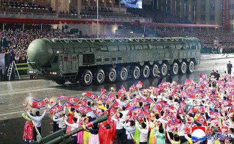 Rudal balistik antarbenua (ICBM) baru Hwasong-20 saat parade militer untuk merayakan ulang tahun ke-80 berdirinya Partai Buruh Korea di Pyongyang, Korea Utara, Jumat (10/10/2025).