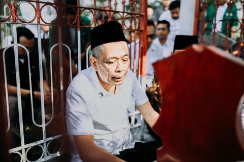 Wamensos Agus Jabo Ziarah ke Makam Aktivis Buruh Marsinah