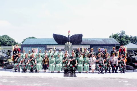 Sekda Kota Bontang Aji Erlynawati (batik coklat) saat menyambut kunjungan dua perwira tinggi TNI Angkatan Darat.