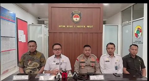 Pemeran dalam sinetron Ikatan Cinta tersebut, mengaku pertama setelah bebas dari penjara langsung menemui sang ayah. Baru kemudian ia menemui sang istri dan juga anaknya. [Foto: Budy Santoso/