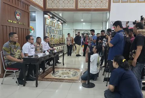 Pemeran dalam sinetron Ikatan Cinta tersebut, mengaku pertama setelah bebas dari penjara langsung menemui sang ayah. Baru kemudian ia menemui sang istri dan juga anaknya. [Foto: Budy Santoso/