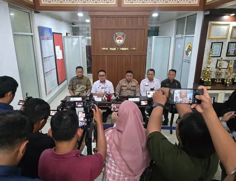 Pemeran dalam sinetron Ikatan Cinta tersebut, mengaku pertama setelah bebas dari penjara langsung menemui sang ayah. Baru kemudian ia menemui sang istri dan juga anaknya. [Foto: Budy Santoso/