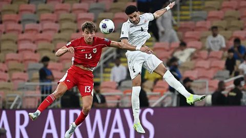 Pelatih kepala baru Timnas Indonesia, Patrick Kluivert berjabat tangan dengan ketua umum PSSI, Erick Thohir pada acara konferensi pers mengenai perkenalan pelatih baru Timnas Indonesia di Hot