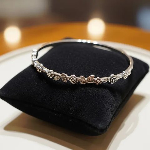 Model Gelang Bangle Tipis dengan Aksen Bunga/Gemini AI