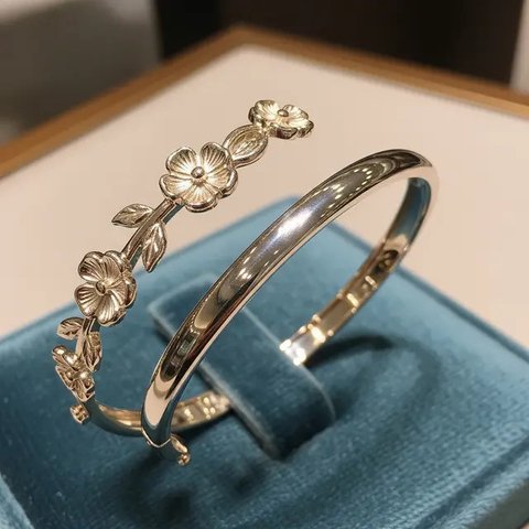 Model Gelang Bangle Tipis dengan Aksen Bunga/Gemini AI