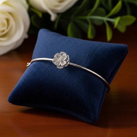 Model Gelang Bangle Tipis dengan Aksen Bunga/Gemini AI