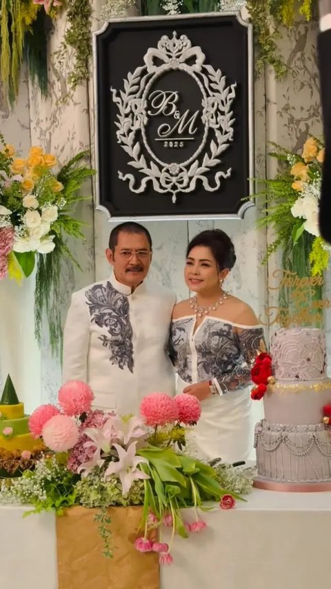 Mayangsari dan Bambang Trihatmodjo tampil di berbagai kesempatan dengan busana serasi. Salah satunya panen melon. Mayangsari pakai sepatu Chanel. (Foto: Dok. Instagram @mayangsari_official)
