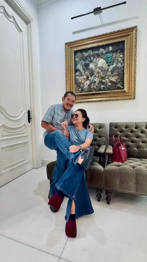 Mayangsari dan Bambang Trihatmodjo tampil di berbagai kesempatan dengan busana serasi. Salah satunya panen melon. Mayangsari pakai sepatu Chanel. (Foto: Dok. Instagram @mayangsari_official)