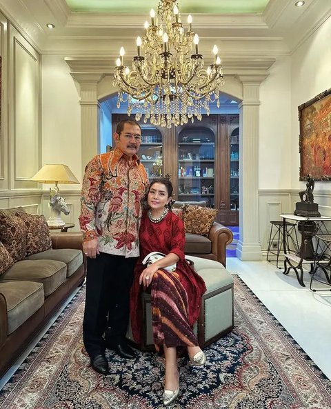 Mayangsari dan Bambang Trihatmodjo tampil di berbagai kesempatan dengan busana serasi. Salah satunya panen melon. Mayangsari pakai sepatu Chanel. (Foto: Dok. Instagram @mayangsari_official)