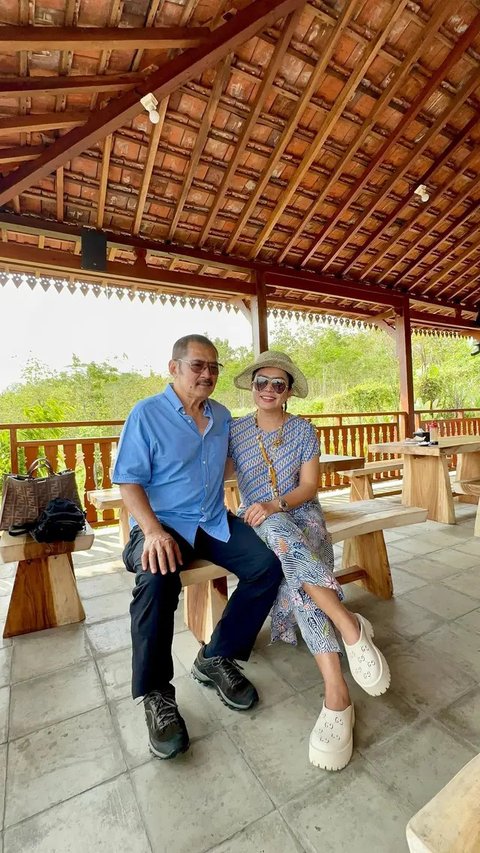 Mayangsari dan Bambang Trihatmodjo tampil di berbagai kesempatan dengan busana serasi. Salah satunya panen melon. Mayangsari pakai sepatu Chanel. (Foto: Dok. Instagram @mayangsari_official)