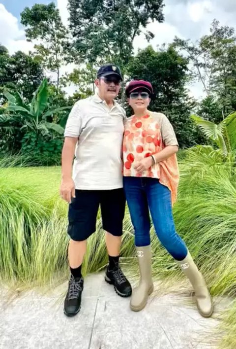 Mayangsari dan Bambang Trihatmodjo tampil di berbagai kesempatan dengan busana serasi. Salah satunya panen melon. Mayangsari pakai sepatu Chanel. (Foto: Dok. Instagram @mayangsari_official)