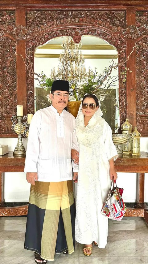 Mayangsari dan Bambang Trihatmodjo tampil di berbagai kesempatan dengan busana serasi. Salah satunya panen melon. Mayangsari pakai sepatu Chanel. (Foto: Dok. Instagram @mayangsari_official)