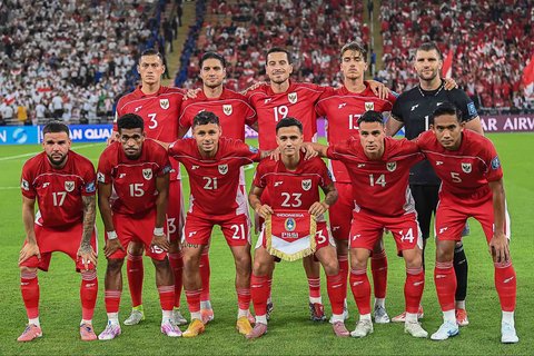 Para pemain tim nasional Indonesia berpose untuk foto bersama sebelum pertandingan babak keempat Grup B Kualifikasi Piala Dunia 2026 zona Asia antara Irak dan Indonesia di Stadion Alinma Bank, King Abdullah Sports City, Jeddah, Arab Saudi, Sabtu, (11/10/2025) waktu setempat.