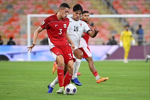 Pemain Timnas Indonesia Jay Noah Pemain berebut bola dengan pemain Timnas Irak Mohandad Ali dalam pertandingan kualifikasi Grup B Piala Dunia antara Irak dan Indonesia di Stadion Alinma Bank, King Abdullah Sports City, Jeddah, Arab Saudi, Sabtu, (11/10/2025) waktu setempat.