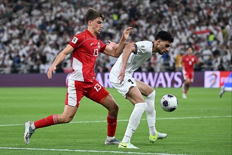 Pemain Timnas Indonesia Mauro Zijlstra berebut bola dengan  Pemain Timnas Irak Zaid Tahseen dalam pertandingan sepak bola babak keempat Grup B kualifikasi Piala Dunia 2026 zona Asia di Stadion Alinma Bank, King Abdullah Sports City, Jeddah, Arab Saudi, Sabtu, (11/10/2025) waktu setempat.