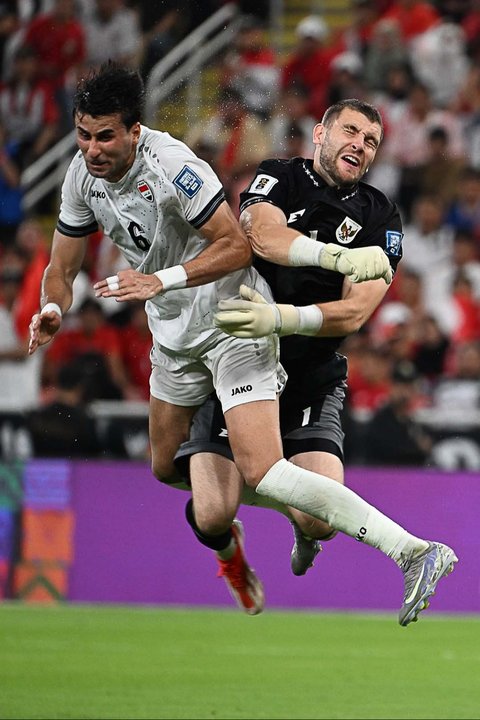 Kiper Timnas  Indonesia Maarten Vincent  beradu badan dengan pemain Timnas  Irak Munaf Younus alam pertandingan kualifikasi Grup B Piala Dunia antara Irak dan Indonesia di Stadion Alinma Bank, King Abdullah Sports City, Jeddah, Arab Saudi, Sabtu, (11/10/2025) waktu setempat.