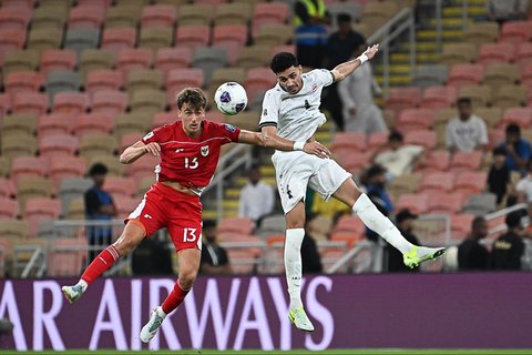 Pemain Timnas Indonesia Maarten Vicent  berebut bola dengan pemain Timnas Irak Munaf Younus  dalam pertandingan kualifikasi Grup B Piala Dunia antara Irak dan Indonesia di Stadion Alinma Bank, King Abdullah Sports City, Jeddah, Arab Saudi, Sabtu, (11/10/2025) waktu setempat.