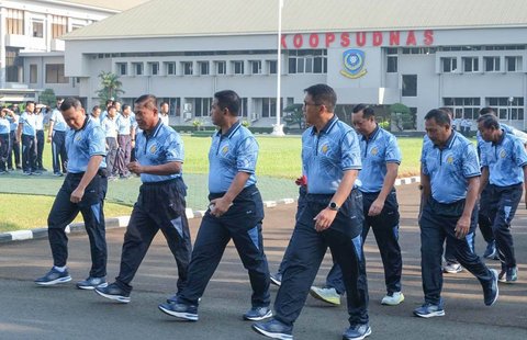 Panglima Koops Udara Nasional (Pangkoopsudnas) Marsdya TNI Minggit Tribowo bersama personel Makoopsudnas saat melakukan olahraga jalan sehat, di seputar Makoopsudnas, Jakarta, Jumat (10/10/2025).