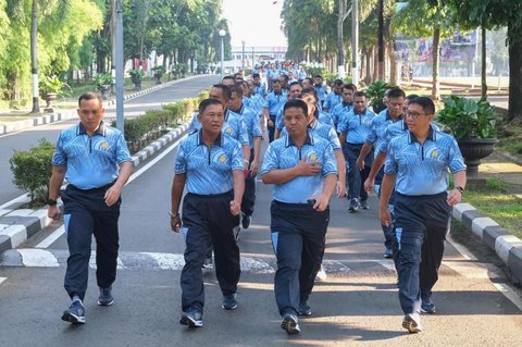 Panglima Koops Udara Nasional (Pangkoopsudnas) Marsdya TNI Minggit Tribowo bersama personel Makoopsudnas saat melakukan olahraga jalan sehat, di seputar Makoopsudnas, Jakarta, Jumat (10/10/2025).