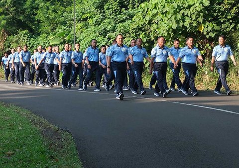 Panglima Koops Udara Nasional (Pangkoopsudnas) Marsdya TNI Minggit Tribowo bersama personel Makoopsudnas saat melakukan olahraga jalan sehat, di seputar Makoopsudnas, Jakarta, Jumat (10/10/2025).