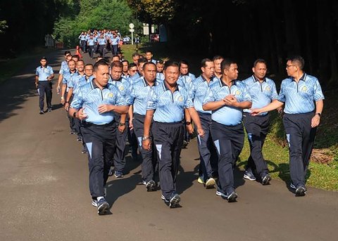 Panglima Koops Udara Nasional (Pangkoopsudnas) Marsdya TNI Minggit Tribowo bersama personel Makoopsudnas saat melakukan olahraga jalan sehat, di seputar Makoopsudnas, Jakarta, Jumat (10/10/2025).