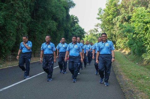 Panglima Koops Udara Nasional (Pangkoopsudnas) Marsdya TNI Minggit Tribowo bersama personel Makoopsudnas saat melakukan olahraga jalan sehat, di seputar Makoopsudnas, Jakarta, Jumat (10/10/2025).