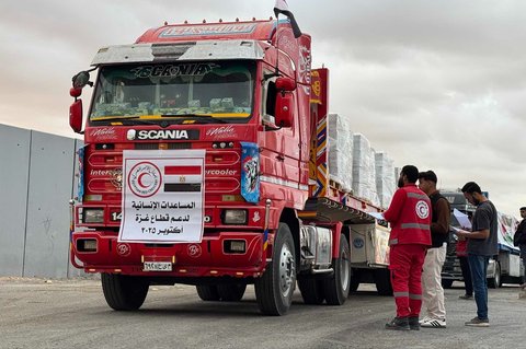 Truk-truk bermuatan bantuan kemanusiaan terparkir menunggu akses ke Jalur Gaza di pertabatasan Mesir, Minggu (12/10/2025).