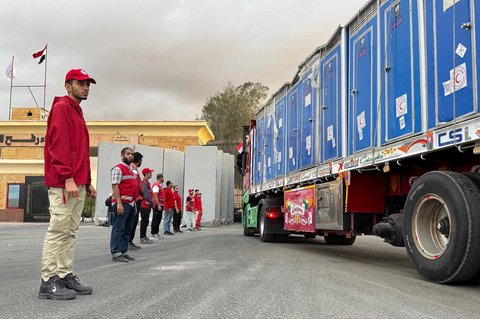 Truk-truk bermuatan bantuan kemanusiaan terparkir menunggu akses ke Jalur Gaza di pertabatasan Mesir, Minggu (12/10/2025).
