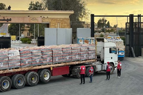 Truk-truk bermuatan bantuan kemanusiaan terparkir menunggu akses ke Jalur Gaza di pertabatasan Mesir, Minggu (12/10/2025).